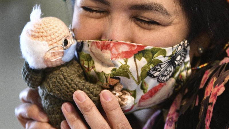 Lelang Boneka Rajut Bernie. (AP/Jonathan Ernst)