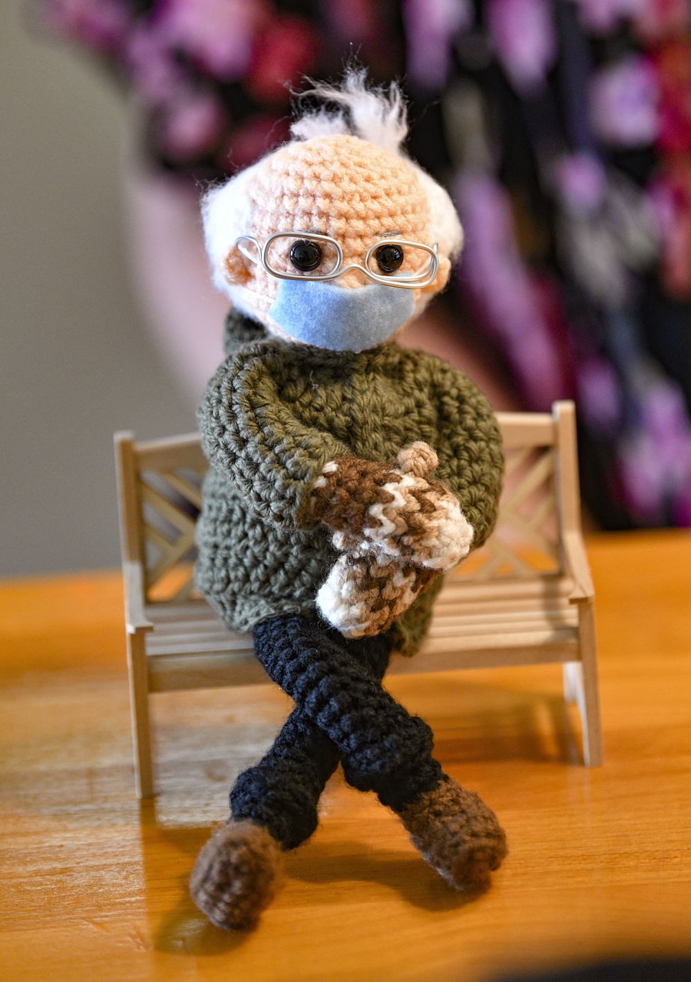 Gokil Boneka Rajut Bernie Sanders Ditawar Rp 226 Juta Gokil Boneka Rajut Bernie Sanders Ditawar Rp 226 Juta