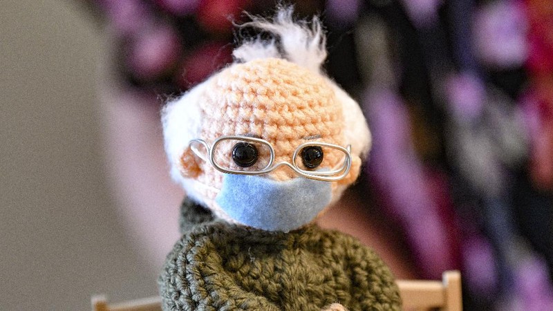 Lelang Boneka Rajut Bernie. (AP/Jonathan Ernst)