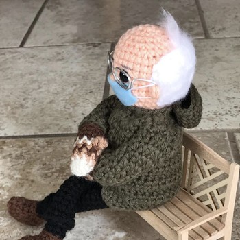 Gokil! Boneka Rajut Bernie Sanders Ditawar Rp 226 Juta