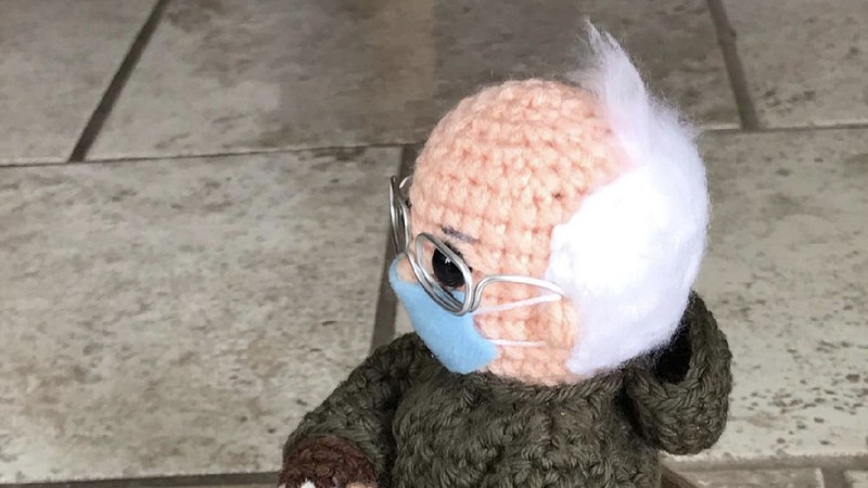 Lelang Boneka Rajut Bernie. (AP/Jonathan Ernst)