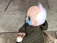 Gokil! Boneka Rajut Bernie Sanders Ditawar Rp 226 Juta