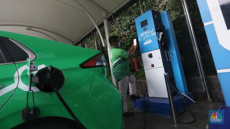Aplikasi pengisian kendaraan listrik di SPKLU. (CNBC Indonesia/Andrean Kristianto)