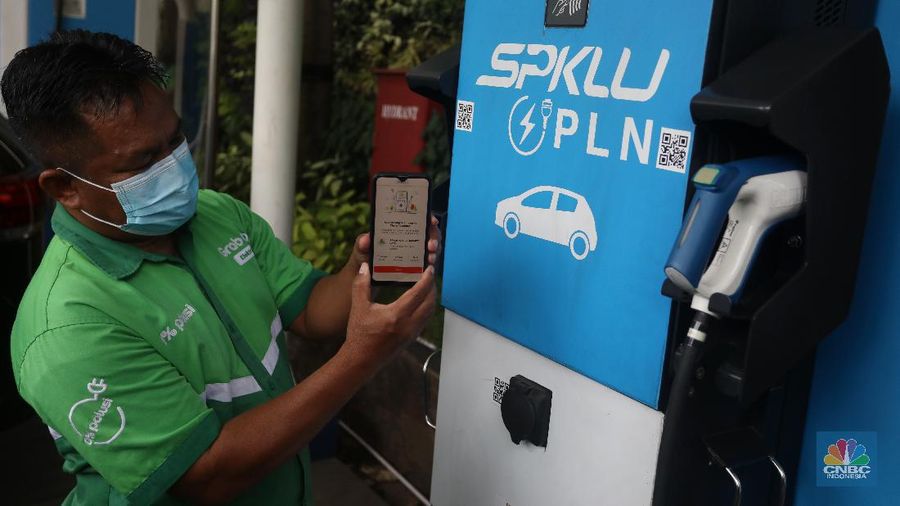 Aplikasi pengisian kendaraan listrik di SPKLU. (CNBC Indonesia/Andrean Kristianto)