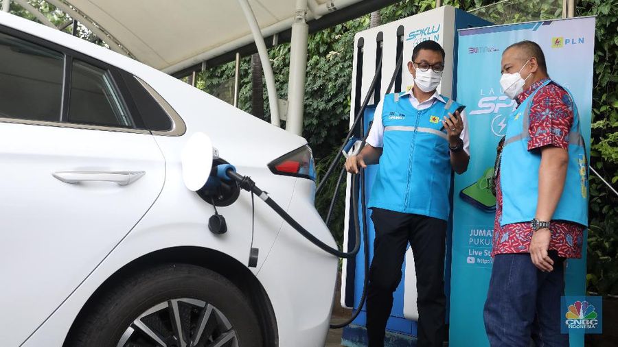 Aplikasi pengisian kendaraan listrik di SPKLU. (CNBC Indonesia/Andrean Kristianto)