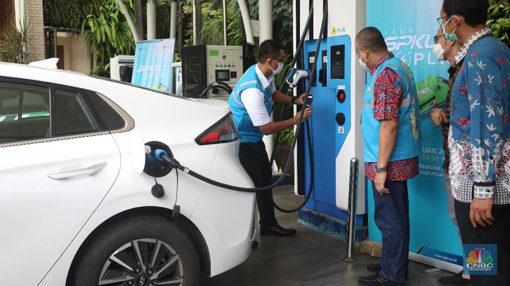 Aplikasi pengisian kendaraan listrik di SPKLU. (CNBC Indonesia/Andrean Kristianto) Aplikasi pengisian kendaraan listrik di SPKLU. (CNBC Indonesia/Andrean Kristianto)
