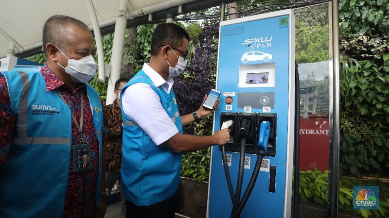 Aplikasi pengisian kendaraan listrik di SPKLU. (CNBC Indonesia/Andrean Kristianto)