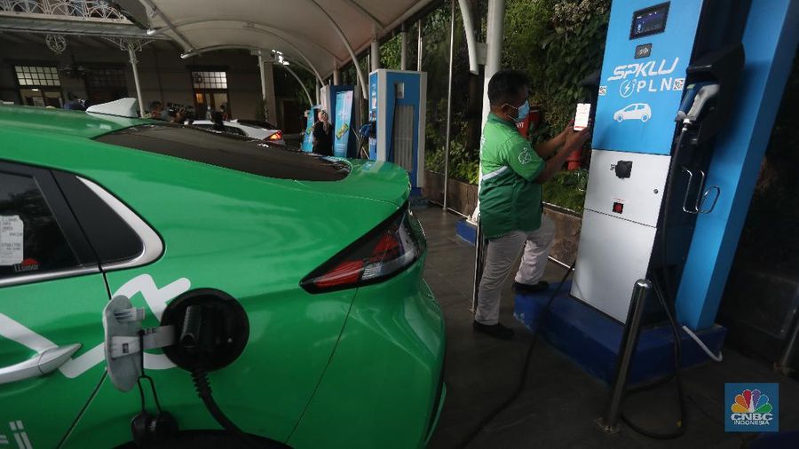 Aplikasi pengisian kendaraan listrik di SPKLU. (CNBC Indonesia/Andrean Kristianto)