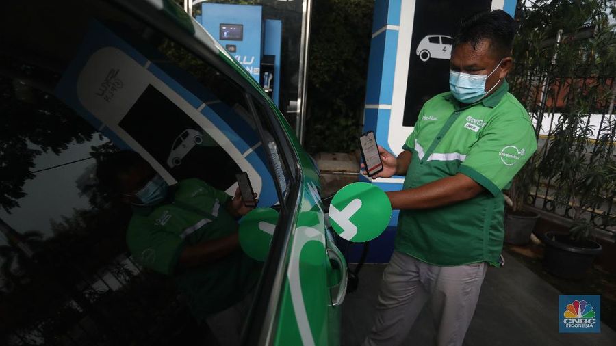 Aplikasi pengisian kendaraan listrik di SPKLU. (CNBC Indonesia/Andrean Kristianto)