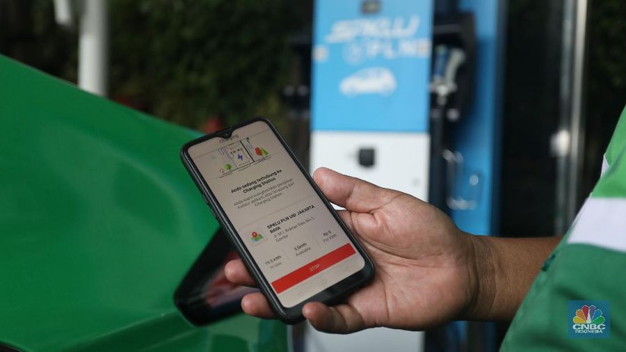 Aplikasi pengisian kendaraan listrik di SPKLU. (CNBC Indonesia/Andrean Kristianto)