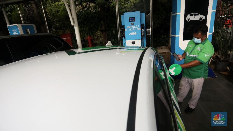 Aplikasi pengisian kendaraan listrik di SPKLU. (CNBC Indonesia/Andrean Kristianto)