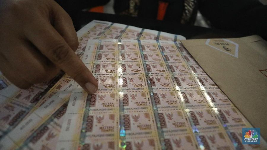 Materai 10.000. (CNBC Indonesia/Andrean Kristianto)