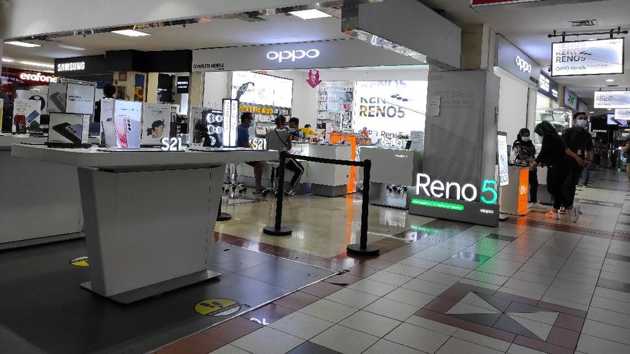 Penjual gawai di ITC Kuningan. (CNBC Indonesia/Andrean Kristianto)