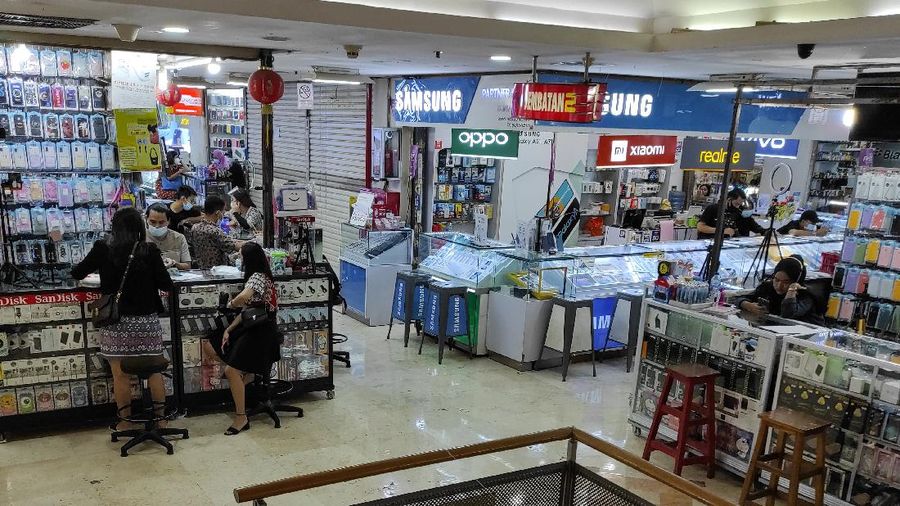 Penjual gawai di ITC Kuningan. (²©²ÊÍøÕ¾/Andrean Kristianto)