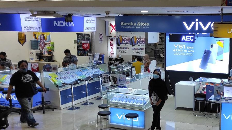 Penjual gawai di ITC Kuningan. (վ/Andrean Kristianto)