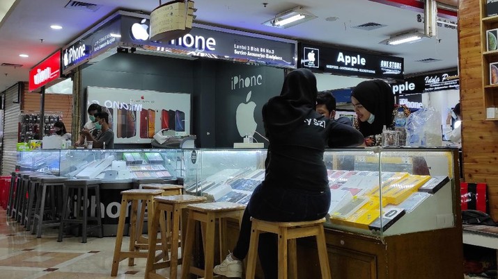 Penjual gawai di ITC Kuningan. (CNBC Indonesia/Andrean Kristianto) Penjual gawai di ITC Kuningan. (CNBC Indonesia/Andrean Kristianto)