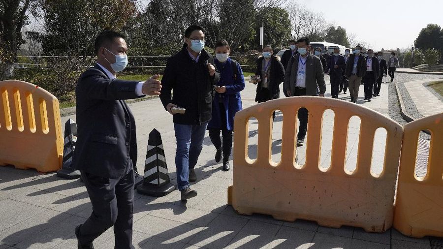 Tim ahli WHO yiba di Wuhan. (AP/Ng Han Guan)