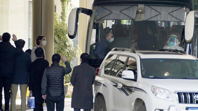 Tim ahli WHO yiba di Wuhan. (AP/Ng Han Guan)
