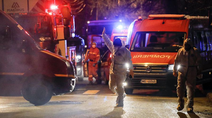 Kebakaran terjadi di Rumah Sakit Covid-19 Matei Bals, Bukares, Rumania, Jumat (29/1/2021). (AP Photo/Vadim Ghirda)