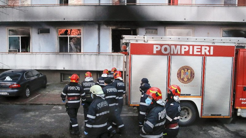 Kebakaran terjadi di Rumah Sakit Covid-19 Matei Bals, Bukares, Rumania, Jumat (29/1/2021). (AP Photo/Vadim Ghirda)