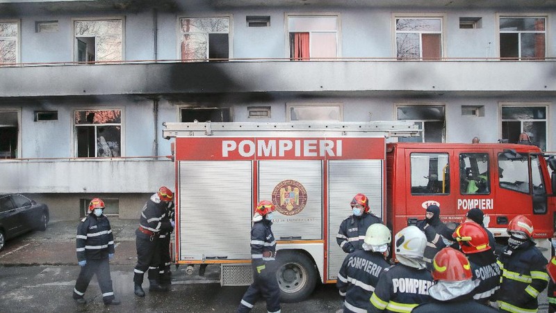 Kebakaran terjadi di Rumah Sakit Covid-19 Matei Bals, Bukares, Rumania, Jumat (29/1/2021). (AP Photo/Vadim Ghirda)