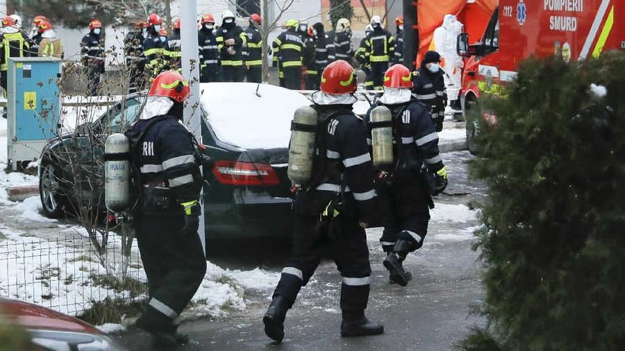 Kebakaran terjadi di Rumah Sakit Covid-19 Matei Bals, Bukares, Rumania, Jumat (29/1/2021). (AP Photo/Vadim Ghirda)