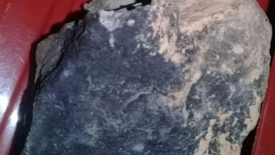 Penampakan benda diduga Meteorit jatuh di Lampung Tengah. (Dok: Pool/detikNews)