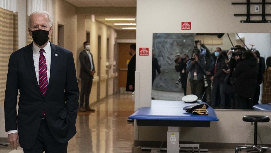 Presiden AS Joe Biden (kiri) mengunjungi pusat vaksin COVID-19 di Pusat Medis Militer Nasional Walter Reed, di Bethesda, Maryland, AS, Jumat (29/12021). (AP/Alex Brandon)