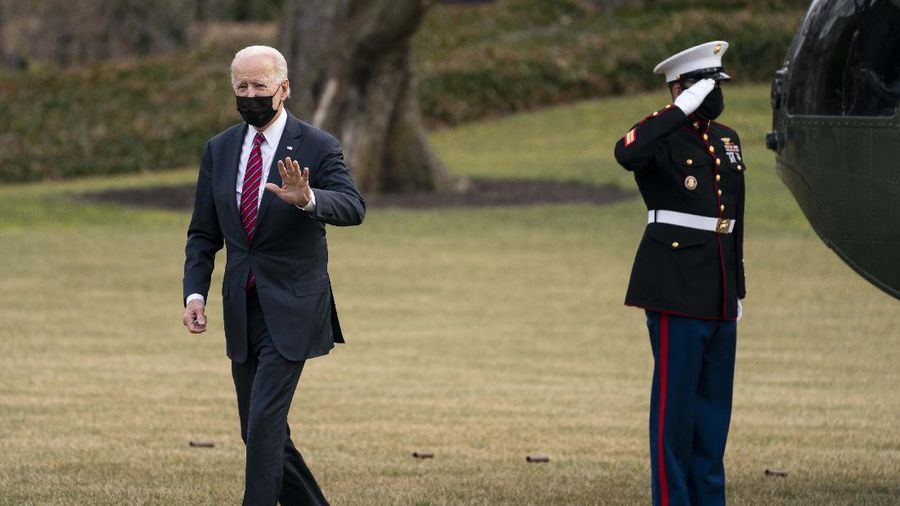 Presiden AS Joe Biden (kiri) mengunjungi pusat vaksin COVID-19 di Pusat Medis Militer Nasional Walter Reed, di Bethesda, Maryland, AS, Jumat (29/12021). (AP/Alex Brandon)