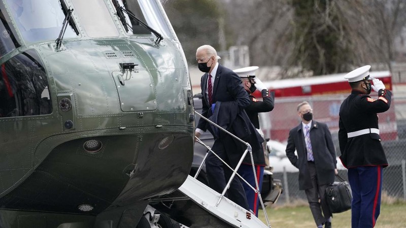 Presiden AS Joe Biden (kiri) mengunjungi pusat vaksin COVID-19 di Pusat Medis Militer Nasional Walter Reed, di Bethesda, Maryland, AS, Jumat (29/12021). (AP/Alex Brandon)