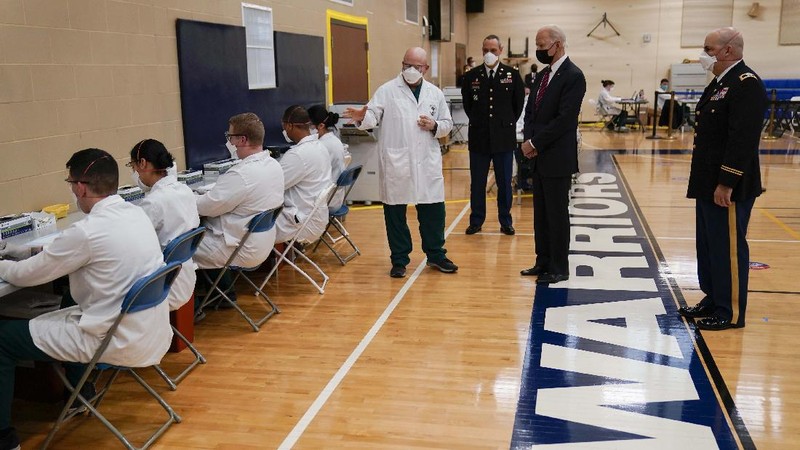 Presiden AS Joe Biden (kiri) mengunjungi pusat vaksin COVID-19 di Pusat Medis Militer Nasional Walter Reed, di Bethesda, Maryland, AS, Jumat (29/12021). (AP/Alex Brandon)