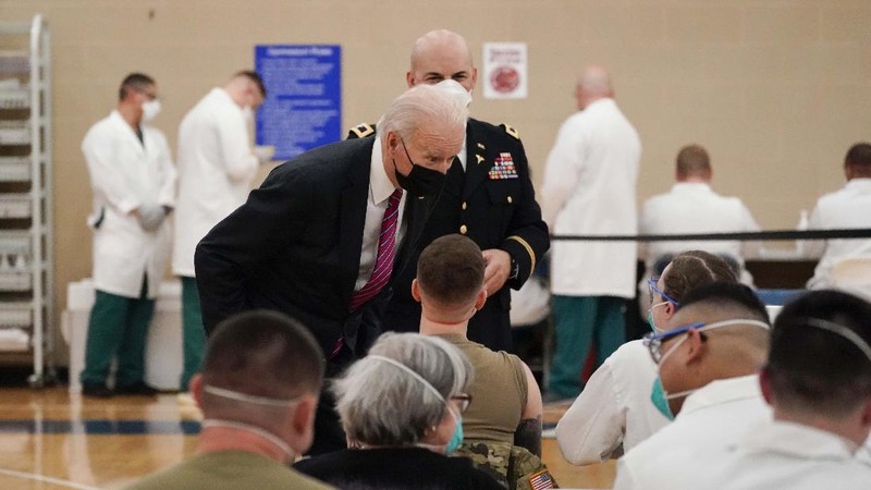 Presiden AS Joe Biden (kiri) mengunjungi pusat vaksin COVID-19 di Pusat Medis Militer Nasional Walter Reed, di Bethesda, Maryland, AS, Jumat (29/12021). (AP/Alex Brandon)