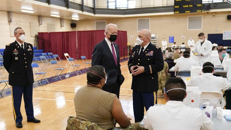 Presiden AS Joe Biden (kiri) mengunjungi pusat vaksin COVID-19 di Pusat Medis Militer Nasional Walter Reed, di Bethesda, Maryland, AS, Jumat (29/12021). (AP/Alex Brandon)