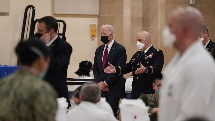 Presiden AS Joe Biden (kiri) mengunjungi pusat vaksin COVID-19 di Pusat Medis Militer Nasional Walter Reed, di Bethesda, Maryland, AS, Jumat (29/12021). (AP/Alex Brandon) Presiden AS Joe Biden (kiri) mengunjungi pusat vaksin COVID-19 di Pusat Medis Militer Nasional Walter Reed, di Bethesda, Maryland, AS, Jumat (29/12021). (AP/Alex Brandon)