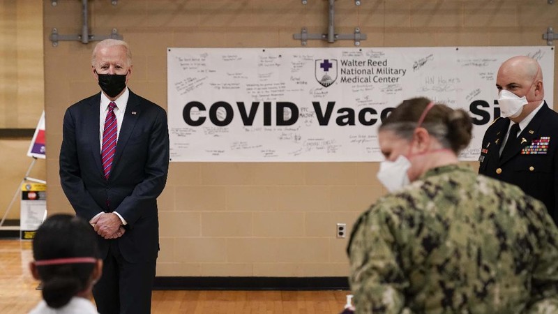 Presiden AS Joe Biden (kiri) mengunjungi pusat vaksin COVID-19 di Pusat Medis Militer Nasional Walter Reed, di Bethesda, Maryland, AS, Jumat (29/12021). (AP/Alex Brandon)