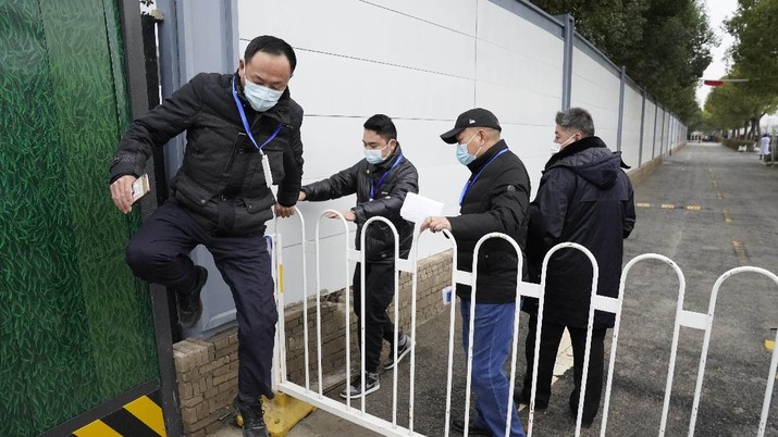 Usai jalani karantina, tim peneliti WHO mulai selidiki asal-usul Covid-19. (AP/Ng Han Guan) Usai jalani karantina, tim peneliti WHO mulai selidiki asal-usul Covid-19. (AP/Ng Han Guan)