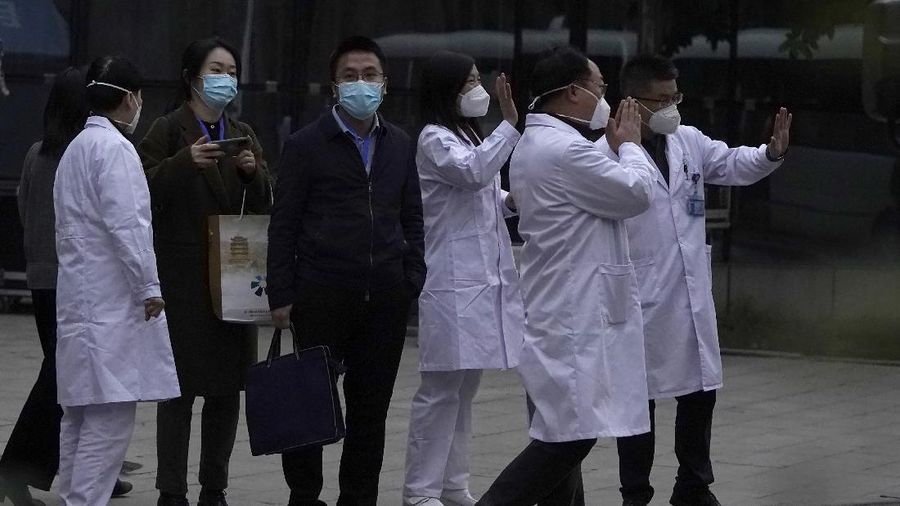 Usai jalani karantina, tim peneliti WHO mulai selidiki asal-usul Covid-19. (AP/Ng Han Guan)