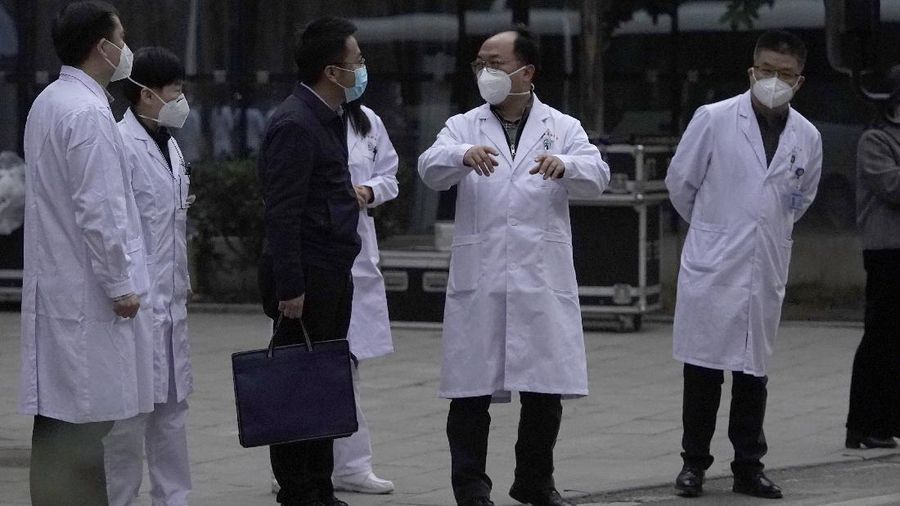 Usai jalani karantina, tim peneliti WHO mulai selidiki asal-usul Covid-19. (AP/Ng Han Guan)