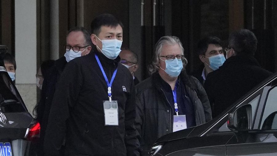 Usai jalani karantina, tim peneliti WHO mulai selidiki asal-usul Covid-19. (AP/Ng Han Guan)