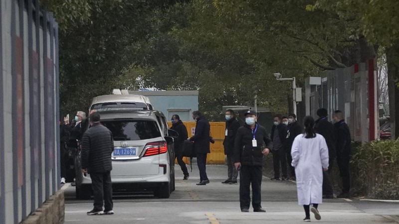 Usai jalani karantina, tim peneliti WHO mulai selidiki asal-usul Covid-19. (AP/Ng Han Guan)