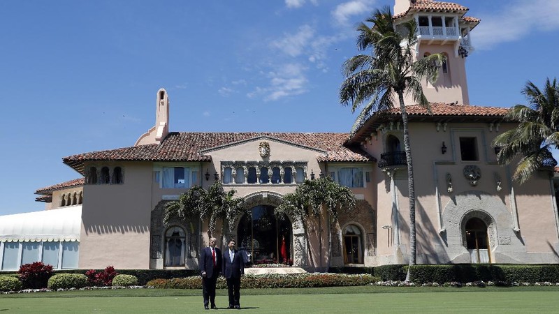 President Donald Trump, left, and Chinese President Xi Jinping pause in their walk after their meetings at Mar-a-Lago, Friday, April 7, 2017, in Palm Beach, Fla. (AP Photo/Alex Brandon)