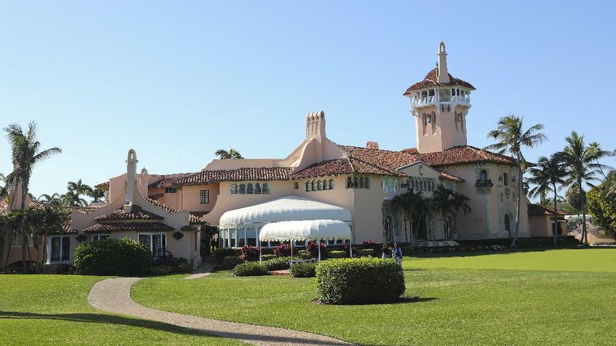 President Donald Trump, left, and Chinese President Xi Jinping pause in their walk after their meetings at Mar-a-Lago, Friday, April 7, 2017, in Palm Beach, Fla. (AP Photo/Alex Brandon)