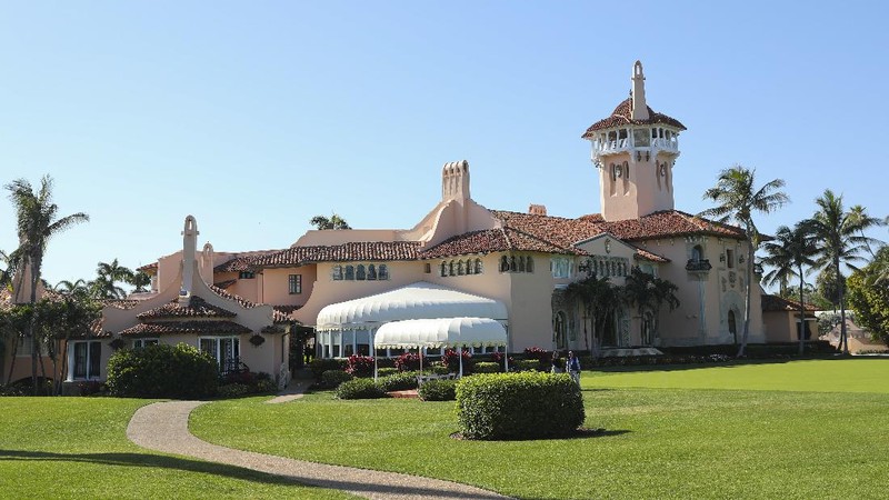 President Donald Trump, left, and Chinese President Xi Jinping pause in their walk after their meetings at Mar-a-Lago, Friday, April 7, 2017, in Palm Beach, Fla. (AP Photo/Alex Brandon)