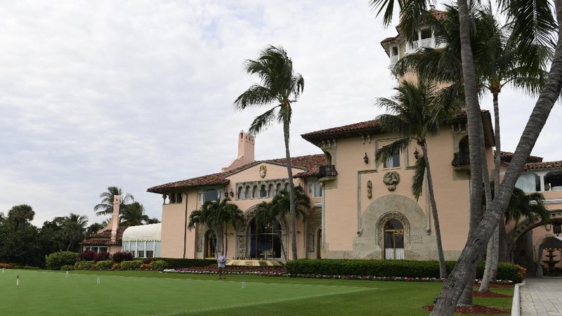 President Donald Trump, left, and Chinese President Xi Jinping pause in their walk after their meetings at Mar-a-Lago, Friday, April 7, 2017, in Palm Beach, Fla. (AP Photo/Alex Brandon)