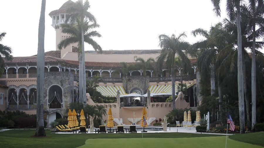 President Donald Trump, left, and Chinese President Xi Jinping pause in their walk after their meetings at Mar-a-Lago, Friday, April 7, 2017, in Palm Beach, Fla. (AP Photo/Alex Brandon)