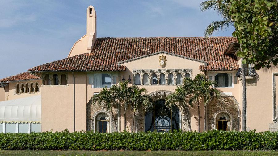 President Donald Trump, left, and Chinese President Xi Jinping pause in their walk after their meetings at Mar-a-Lago, Friday, April 7, 2017, in Palm Beach, Fla. (AP Photo/Alex Brandon)