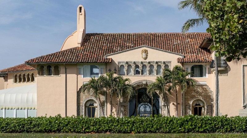 President Donald Trump, left, and Chinese President Xi Jinping pause in their walk after their meetings at Mar-a-Lago, Friday, April 7, 2017, in Palm Beach, Fla. (AP Photo/Alex Brandon)