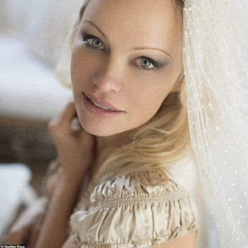Disebut Pelakor, Potret Cantik Pernikahan Pamela Anderson