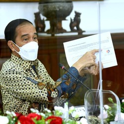 Jokowi: Hati-Hati Ekonomi Turun karena PPKM
