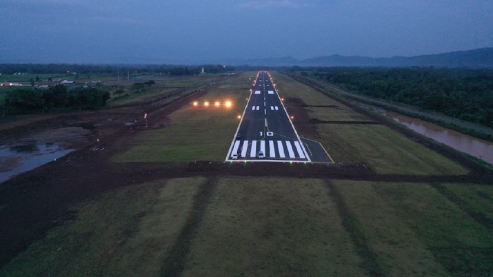 Runway Bandara Jenderal Besar Soedirman di Purbalingga. (Dok. AP II) Runway Bandara Jenderal Besar Soedirman di Purbalingga. (Dok. AP II)